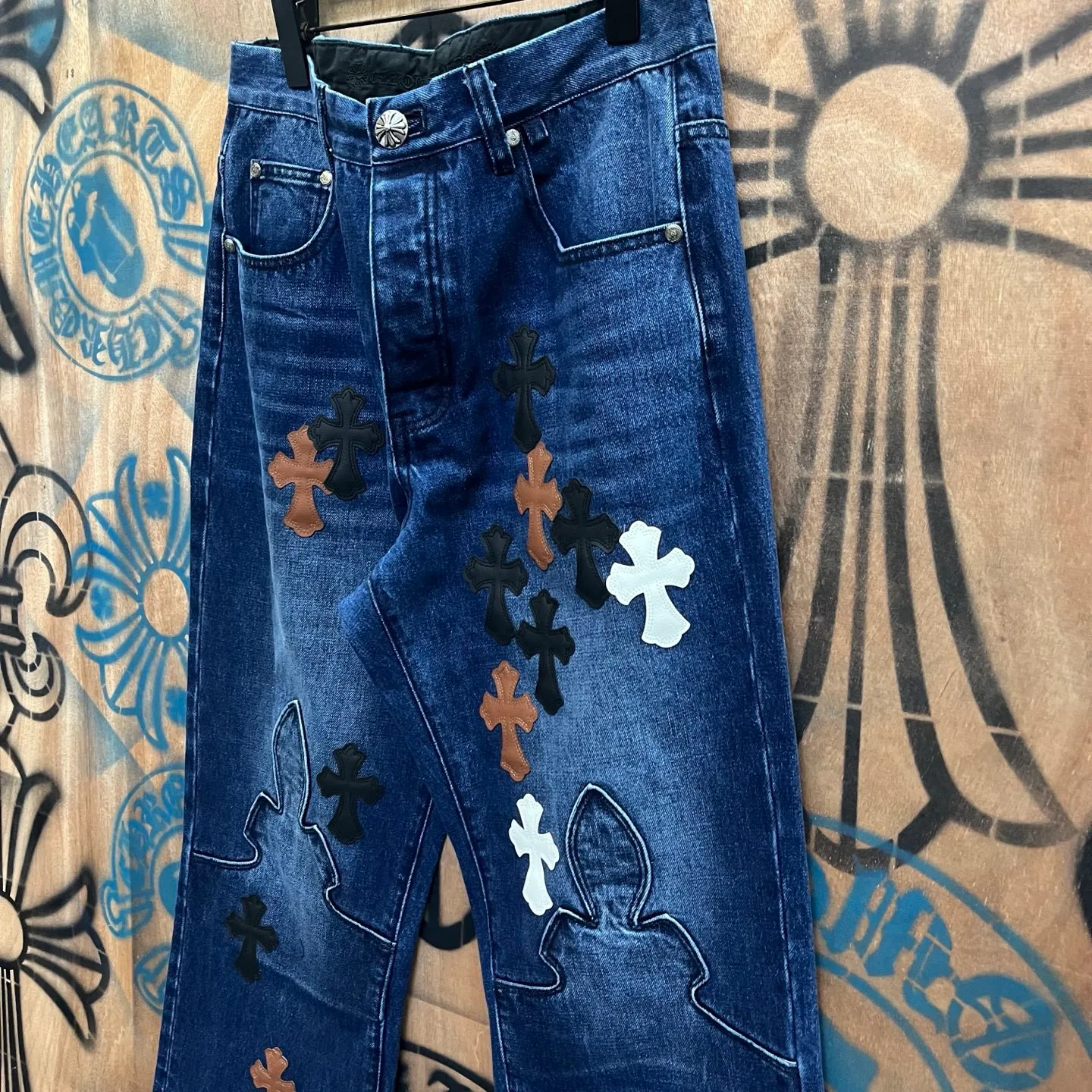 P720 Chrome Hearts Limited Series New City Limited Jeans Chrome Hearts City Limited Jeans vintage levis American made 501 505 517 base version remake Levis American made 501 base version Imported sheepskin 925 silver remake Customers provide waist and trousers length or height and weight The studio will select the most suitable base version for you to remake There are many people doing remakes in the market Don’t belittle or comment The difference is visible to the naked eye See more and compare for yourself #CHROME HEARTS Unisex style